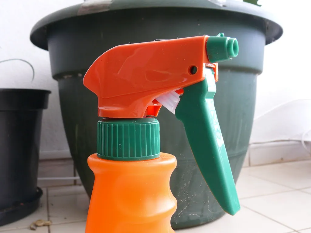 Pulverizator manual pregătit pentru lucru lângă bidonul de soluție